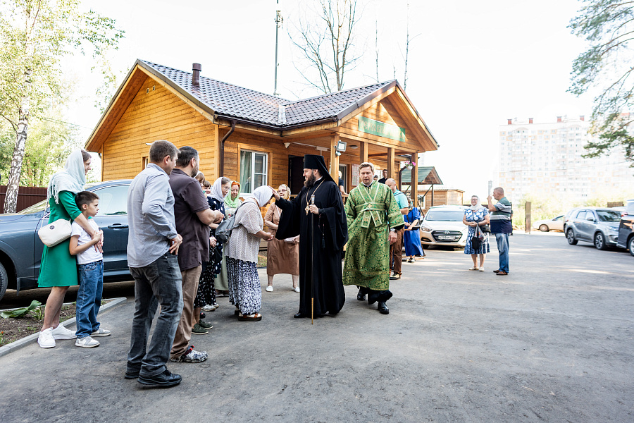 Архиерейское богослужение в храме преподобного Серафима Саровского посёлка Дрожжино Ленинского г.о.